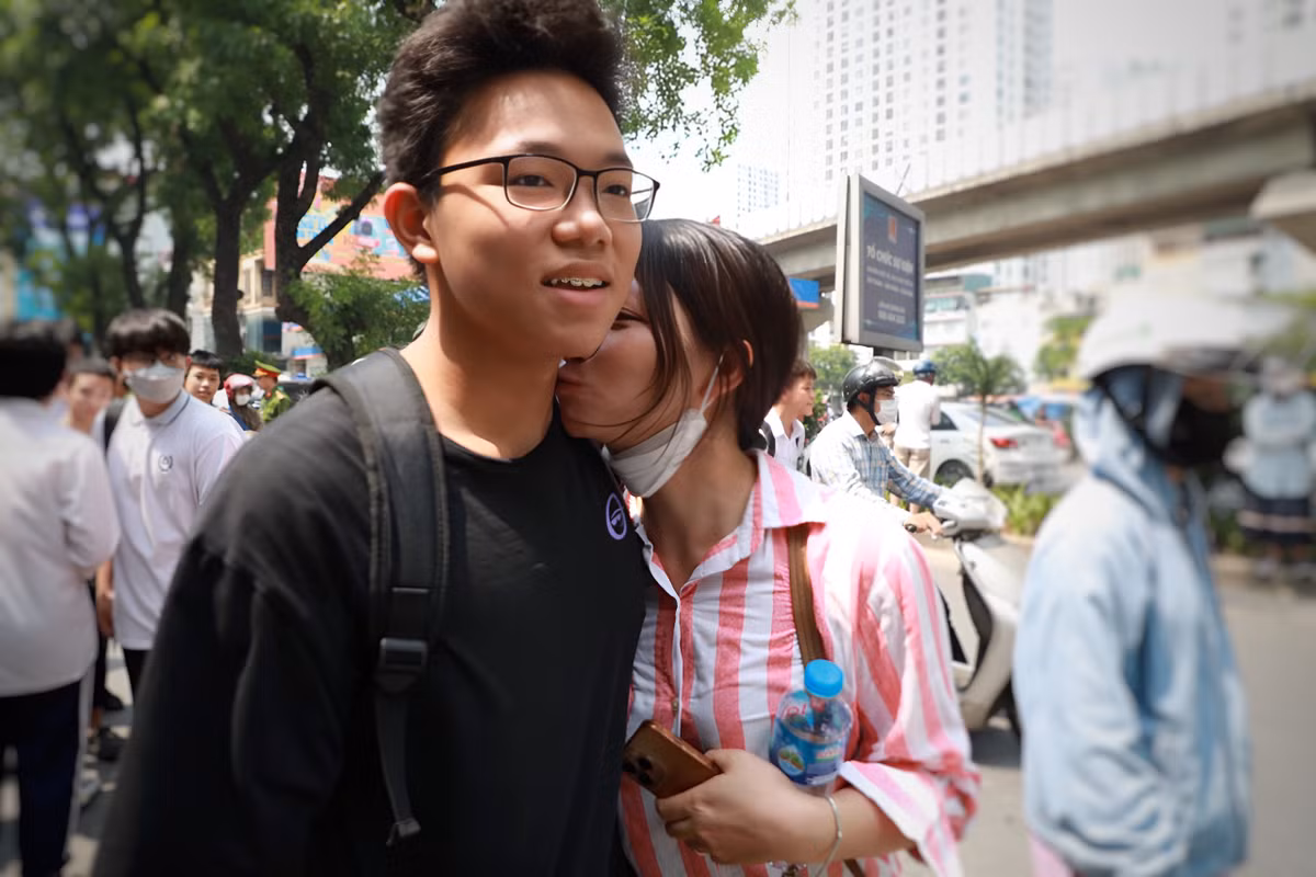 Một nụ hôn chúc mừng dành cho con trai cưng.