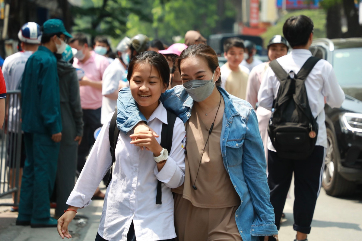 Chị Hà Anh (quận Thanh Xuân), phụ huynh của Ngọc Huyền (THCS Thành Công) không giấu được sự vui sướng khi thấy con bước ra khỏi phòng thi: “Con nói con làm bài tốt mẹ ạ, tôi cảm thấy thấy vui mừng và an tâm phần nào. Con thi vào trường THPT Quang Trung cách nhà cũng không xa. Dự kiến sau khi thi xong cả gia đình sẽ cùng nhau đi nghỉ mát, ăn mừng”.