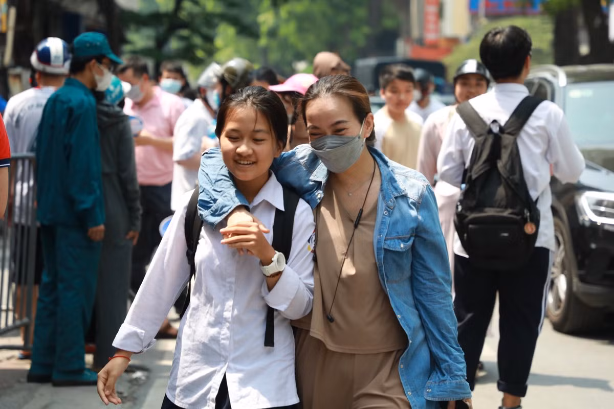 Chị Hà Anh (quận Thanh Xuân), phụ huynh của Ngọc Huyền (THCS Thành Công) không giấu được sự vui sướng khi thấy con bước ra khỏi phòng thi: “Con nói con làm bài tốt mẹ ạ, tôi cảm thấy thấy vui mừng và an tâm phần nào. Con thi vào trường THPT Quang Trung cách nhà cũng không xa. Dự kiến sau khi thi xong cả gia đình sẽ cùng nhau đi nghỉ mát, ăn mừng”.