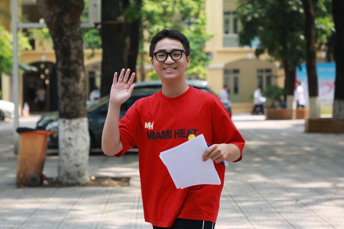 Là một trong những người bước ra khỏi phòng thi đầu tiên, nhận xét về đề thi "Những ngôi sao xa xôi", bạn Tô Minh Đăng (trường THCS Đống Đa) chia sẻ: “Em đánh giá đề thi Văn năm nay ở mức độ vừa sức, dễ hiểu, đều đã được cô cho ôn luyện đúng trọng tâm. Em tự tin mình sẽ đạt trên 7 điểm”.