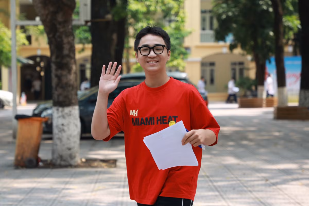 Là một trong những người bước ra khỏi phòng thi đầu tiên, nhận xét về đề thi "Những ngôi sao xa xôi", bạn Tô Minh Đăng (trường THCS Đống Đa) chia sẻ: “Em đánh giá đề thi Văn năm nay ở mức độ vừa sức, dễ hiểu, đều đã được cô cho ôn luyện đúng trọng tâm. Em tự tin mình sẽ đạt trên 7 điểm”.