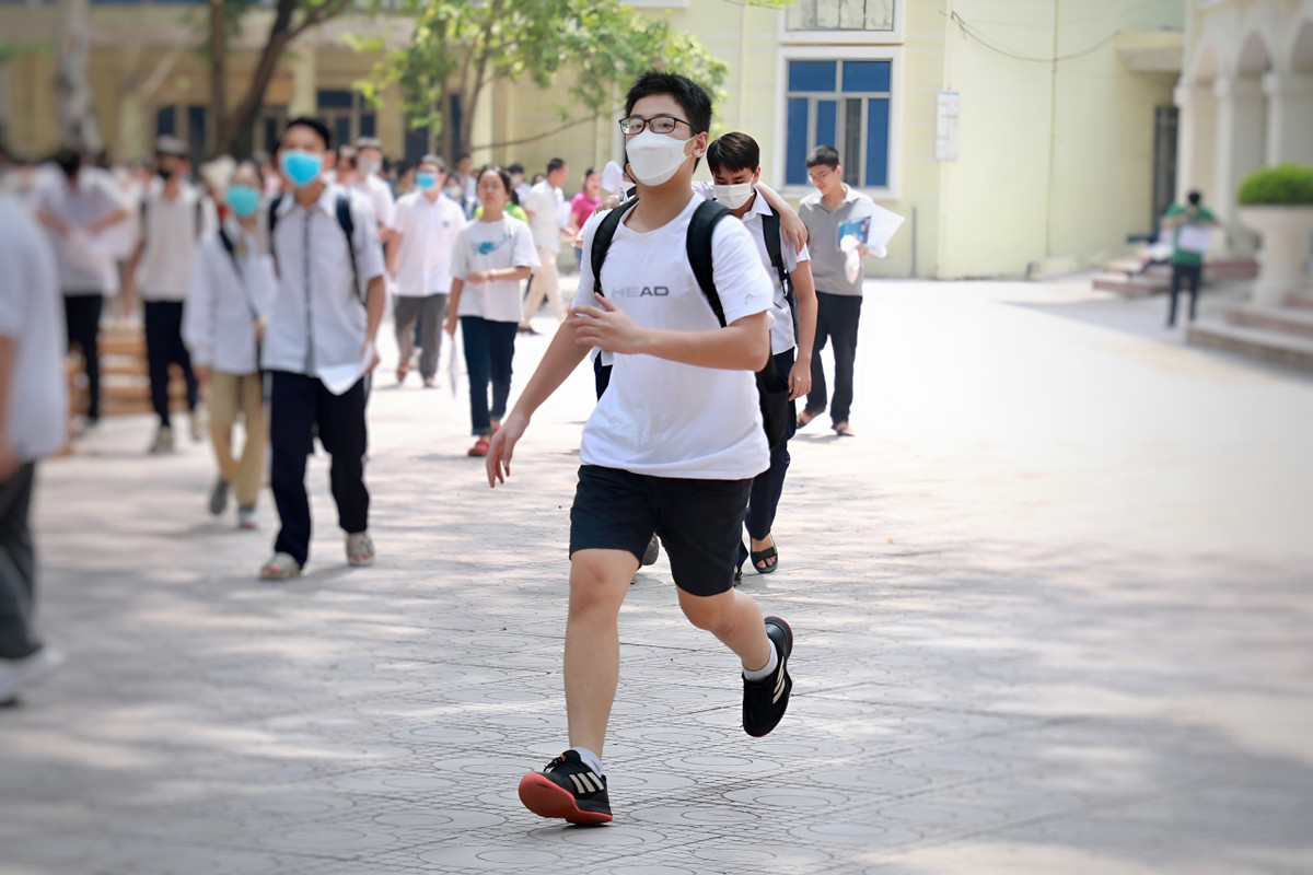 Thí sinh chạy thật nhanh để ăn mừng cùng phụ huynh chờ ngoài cổng trường.