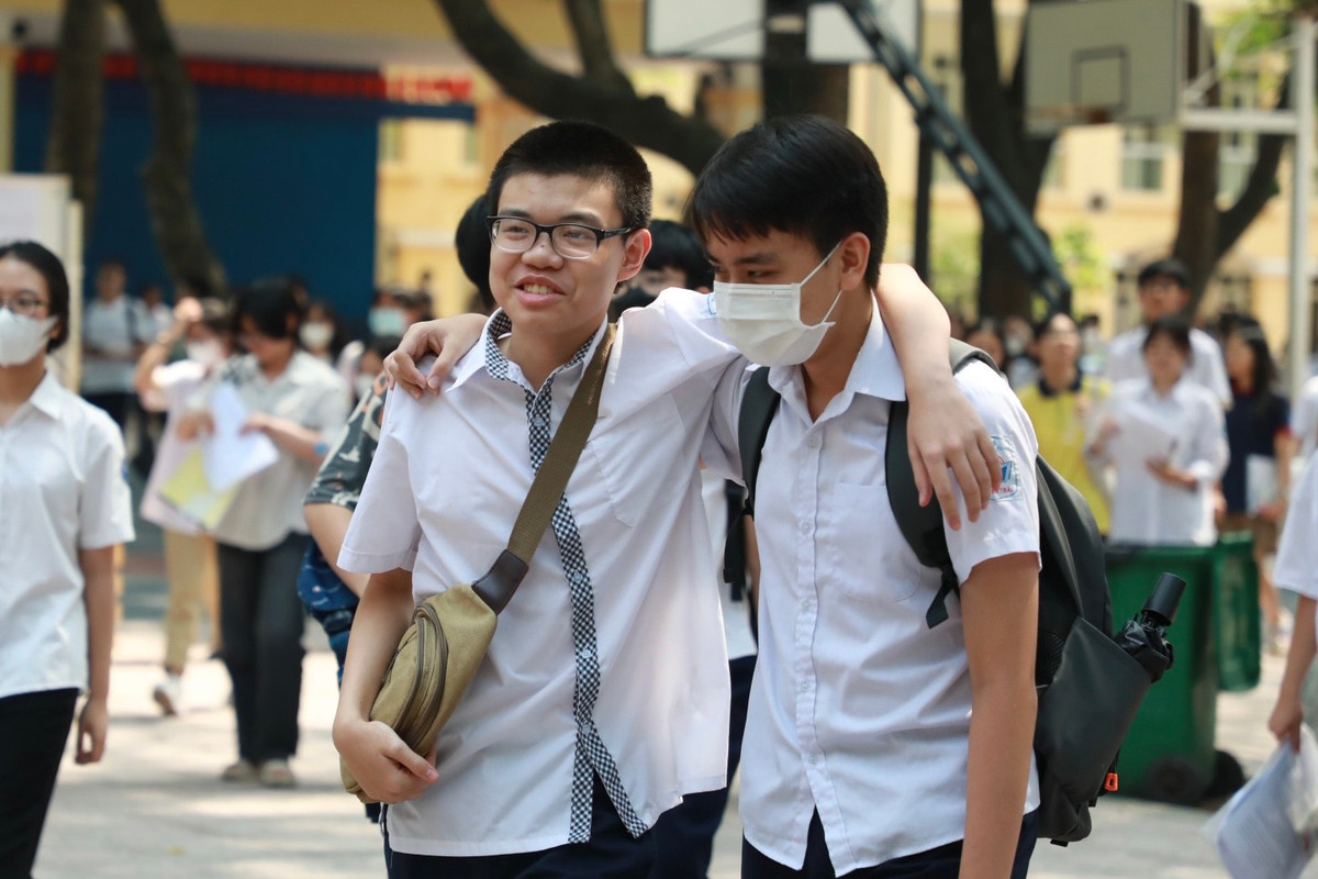 Kết thúc môn thi đầu tiên, nhiều thí sinh thoải mái rời điểm thi.