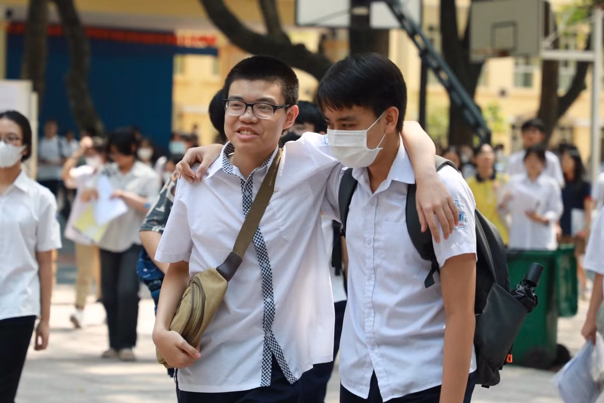 Kết thúc môn thi đầu tiên, nhiều thí sinh thoải mái rời điểm thi.