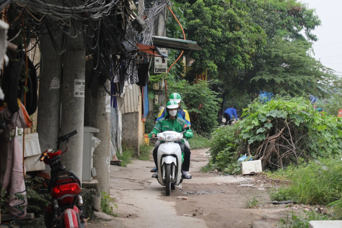 Nhiều xe máy đã chọn di chuyển sang con ngõ nhỏ hẹp bên cạnh để tránh bẩn, ngã.