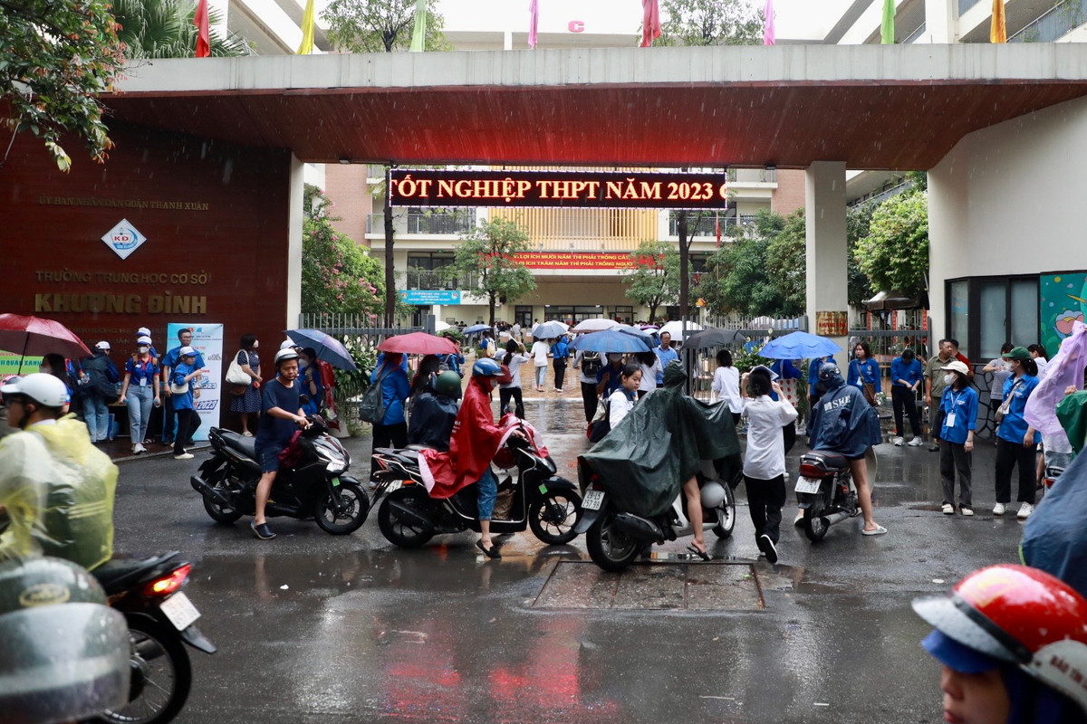 Ghi nhận tại điểm thi trường THPT Khương Hạ và THCS Khương Đình (quận Thanh Xuân, Hà Nội), nhiều phụ huynh đã " đội mưa" đưa con đi thi từ 6h sáng.