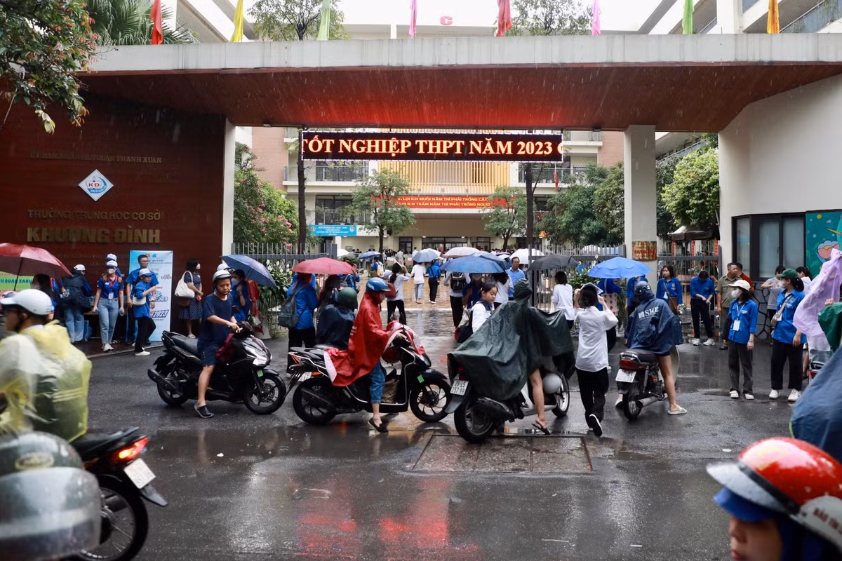 Ghi nhận tại điểm thi trường THPT Khương Hạ và THCS Khương Đình (quận Thanh Xuân, Hà Nội), nhiều phụ huynh đã " đội mưa" đưa con đi thi từ 6h sáng.