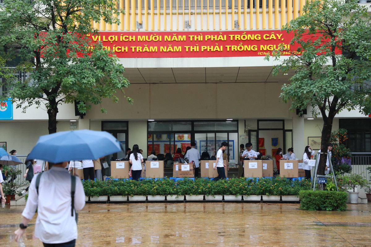 Kỳ thi tốt nghiệp THPT 2023 diễn ra chính thức trong 2 ngày. Ngày 28/6, thí sinh thi 2 môn Ngữ văn và Toán; ngày 29/6 môn Ngoại ngữ và bài thi tổ hợp.