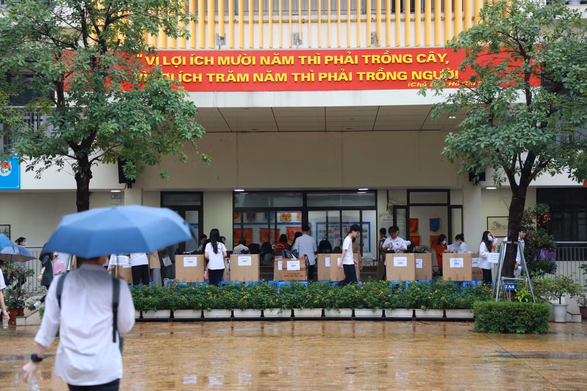 Kỳ thi tốt nghiệp THPT 2023 diễn ra chính thức trong 2 ngày. Ngày 28/6, thí sinh thi 2 môn Ngữ văn và Toán; ngày 29/6 môn Ngoại ngữ và bài thi tổ hợp.