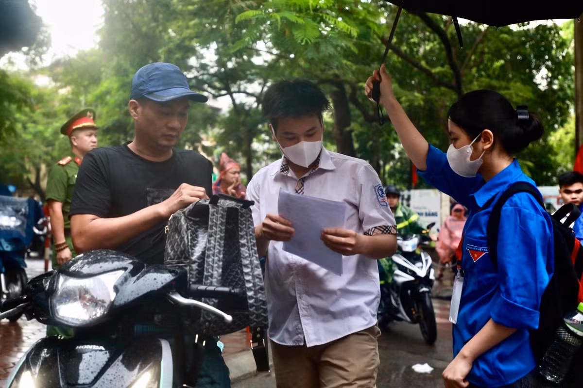 Tại các điểm thi, đội sinh viên tình nguyện tiếp sức mùa thi túc trực và luôn sẵn sàng hỗ trợ thí sinh.