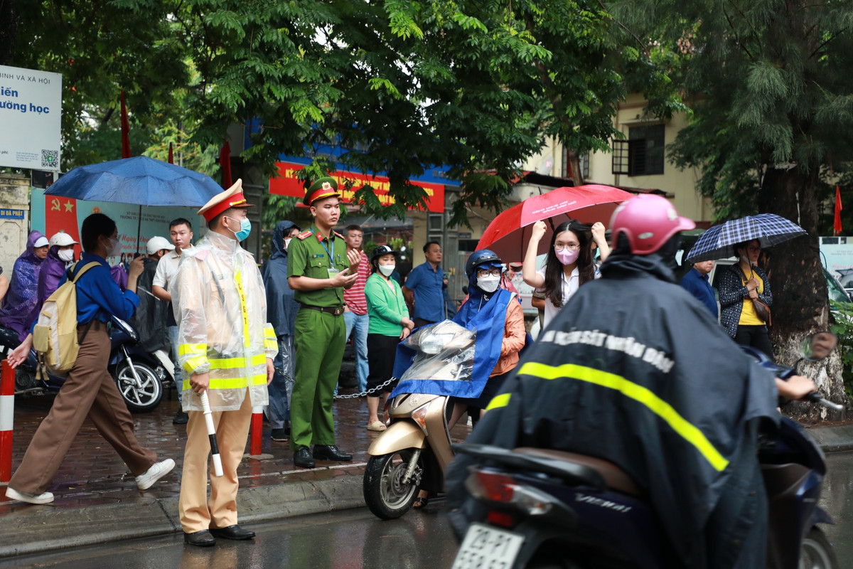 Lực lượng chức năng phân luồng, bảo đảm giao thông thông suốt trong những ngày diễn ra kỳ thi. Năm nay, Hà Nội có hơn 102.000 thí sinh, đông nhất cả nước.
