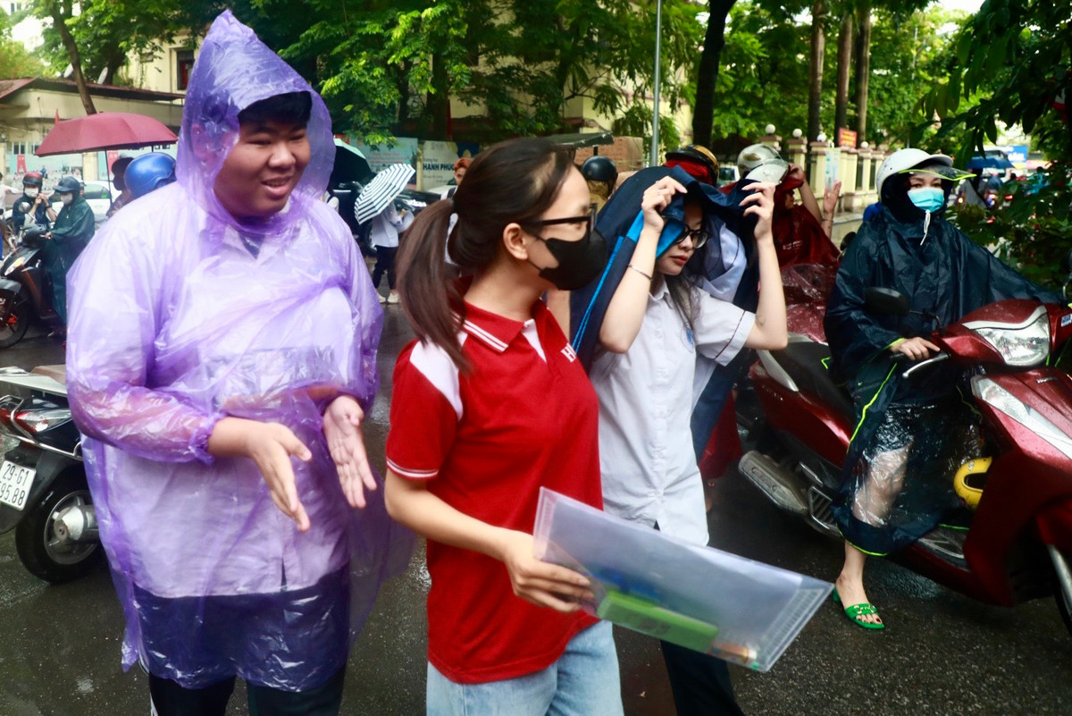 Hơn 1 triệu thí sinh trên cả nước bước vào ngày thi đầu tiên của kỳ thi THPT Quốc gia với môn Ngữ Văn, thời gian làm bài là 120 phút. Đây là môn thi duy nhất thi bằng hình thức tự luận.