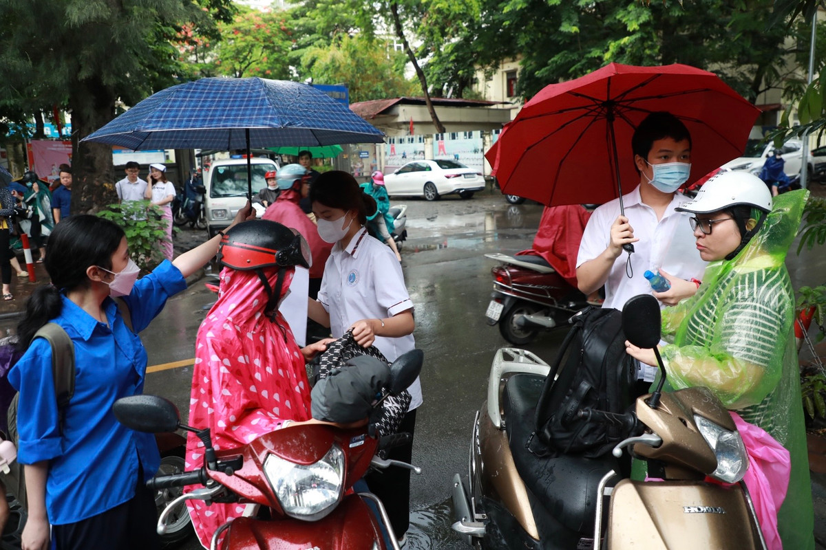 Thời tiết buổi sáng sớm tại Hà Nội có mưa to khiến thí sinh và phụ huynh gặp không ít khó khăn khi di chuyển đến trường thi.