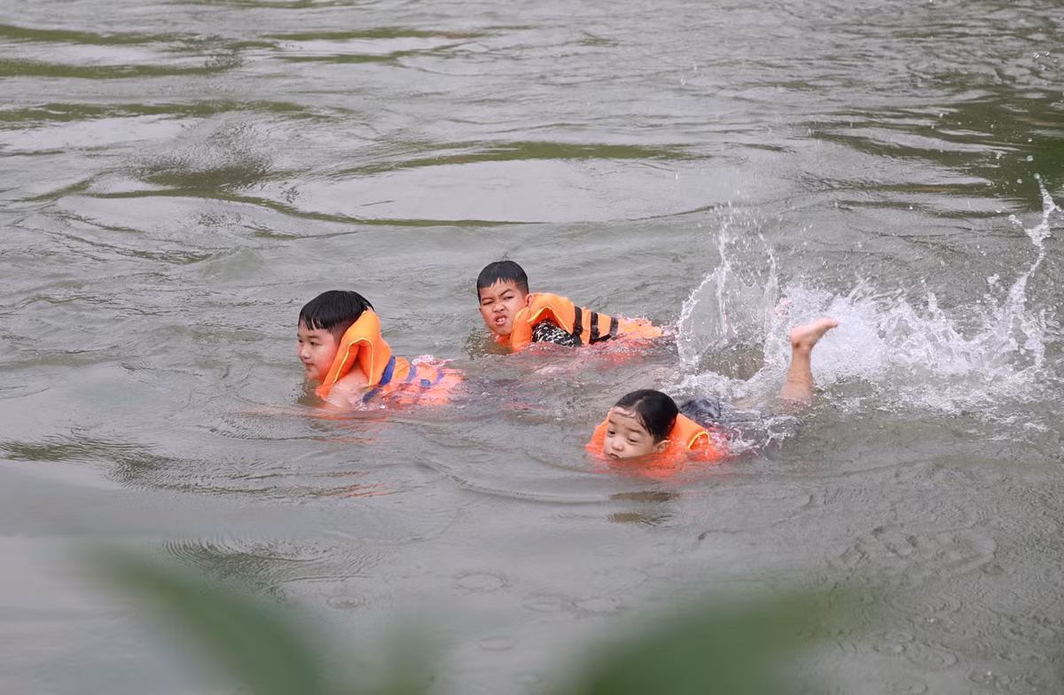 Các em nhỏ thoả thích tập bơi, nô đùa trong làn nước mát.