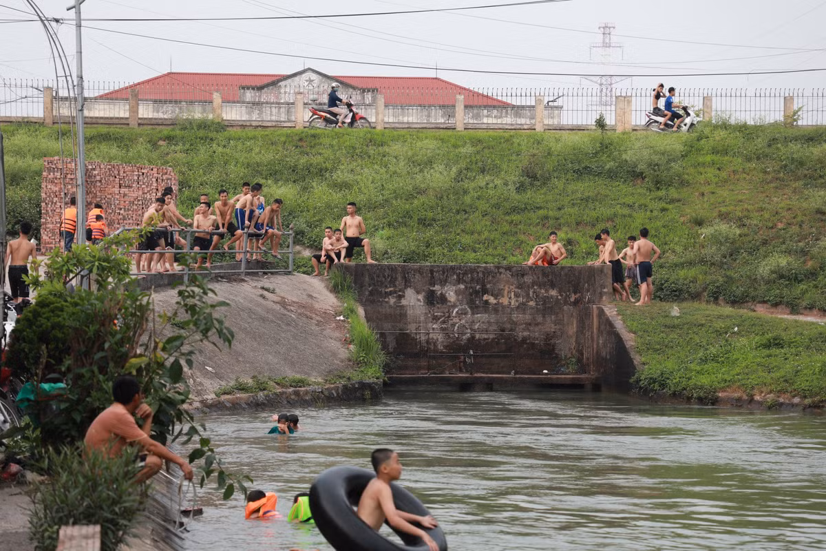 Càng về chiều, lượng người dân đến đây càng đông.