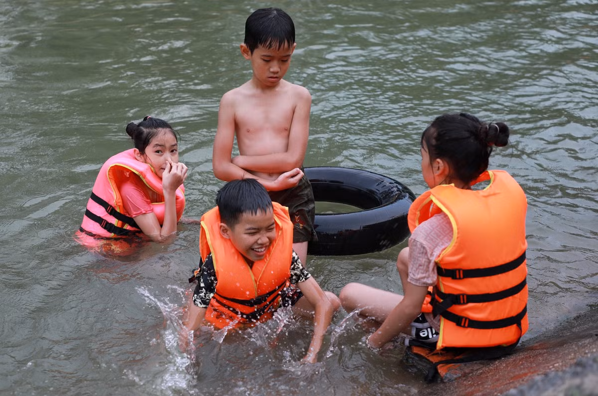 Đây cũng là thời điểm được nghỉ hè nên nơi đây rất thích hợp để các em vui chơi.