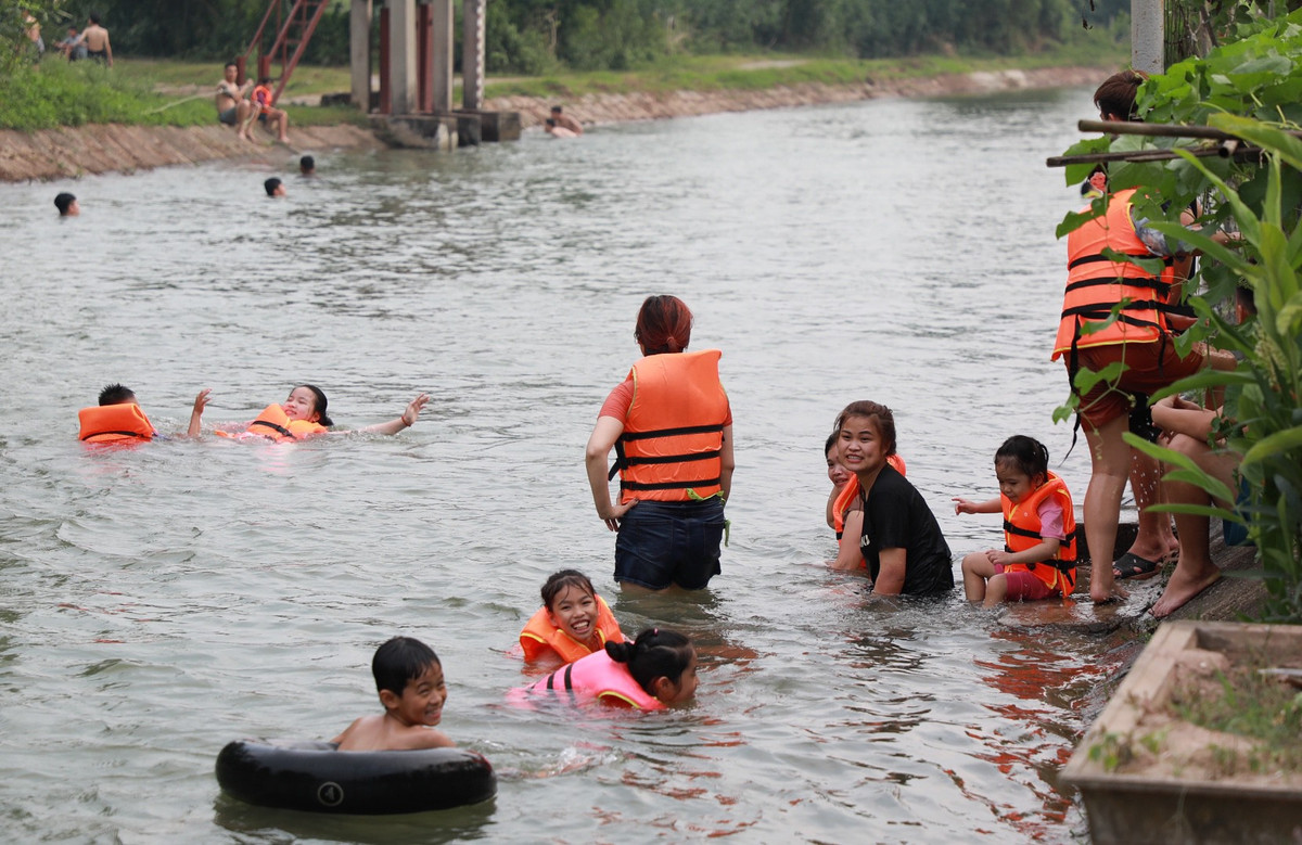 Con mương dài 10km trở thành bãi tắm cho trẻ em Hà Nội - Hình 2 Con muong dai 10km tro thanh bai tam cho tre em Ha Noi-Hinh-2