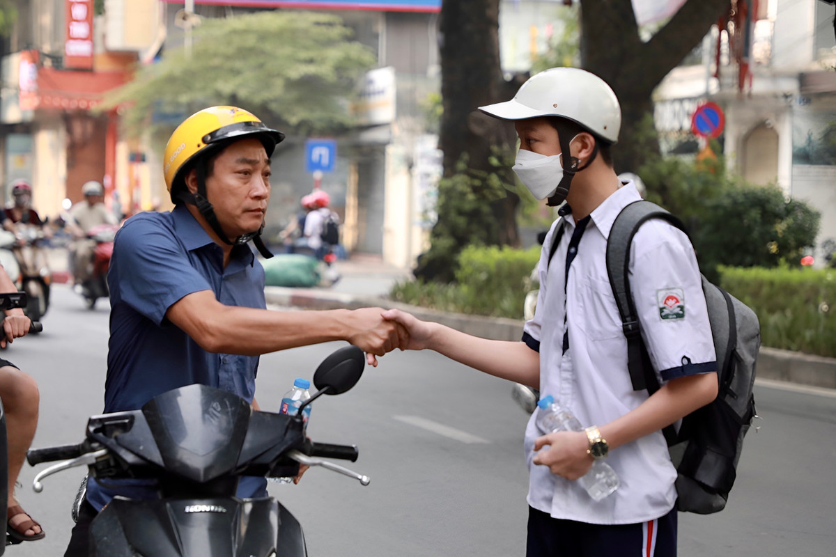 Bắt tay con trước khi vào phòng thi.