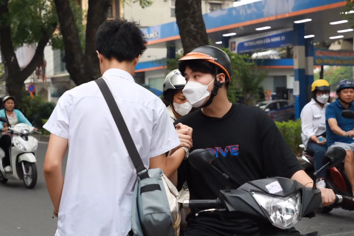 Sáng 10/6, học sinh sẽ thi môn Ngữ văn với thời gian làm bài 120 phút, chiều sẽ tiếp tục vào môn thi Ngoại ngữ với thời gian làm bài là 60 phút.