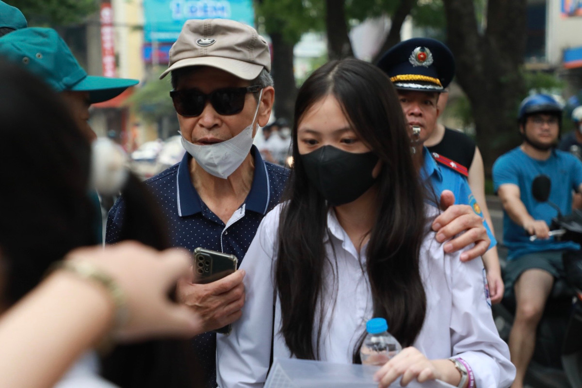 Hồi hộp, lo lắng là tâm lý chung khó tránh khỏi của hầu hết phụ huynh, thí sinh.