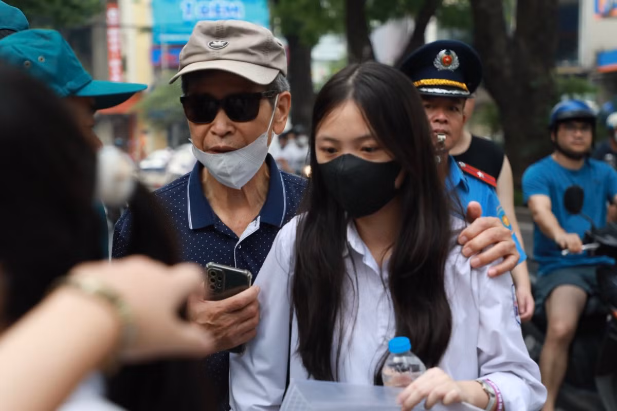 Hồi hộp, lo lắng là tâm lý chung khó tránh khỏi của hầu hết phụ huynh, thí sinh.