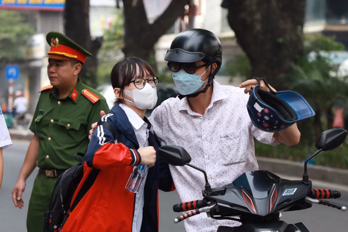 Một cái ôm từ bố động viên tinh thần con.