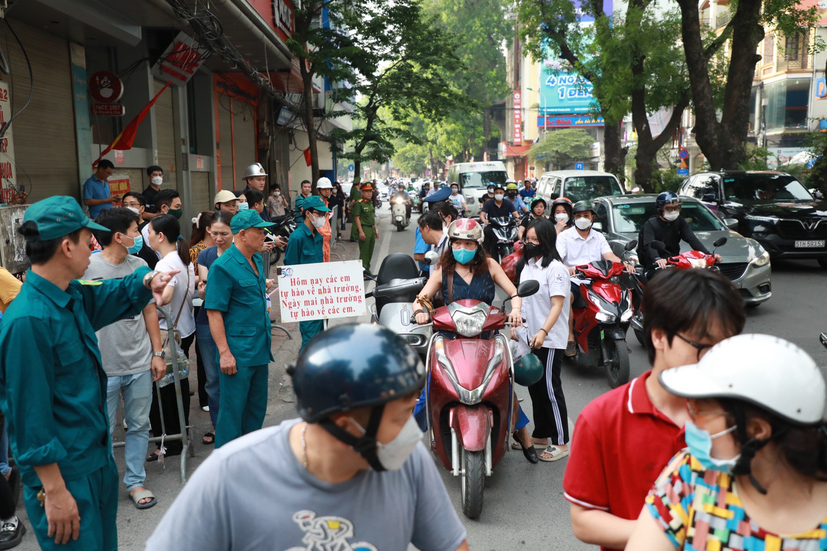 Gần 105.000 học sinh Thủ đô chính thức bước vào kỳ thi tuyển sinh lớp 10 trong sáng 10/6.