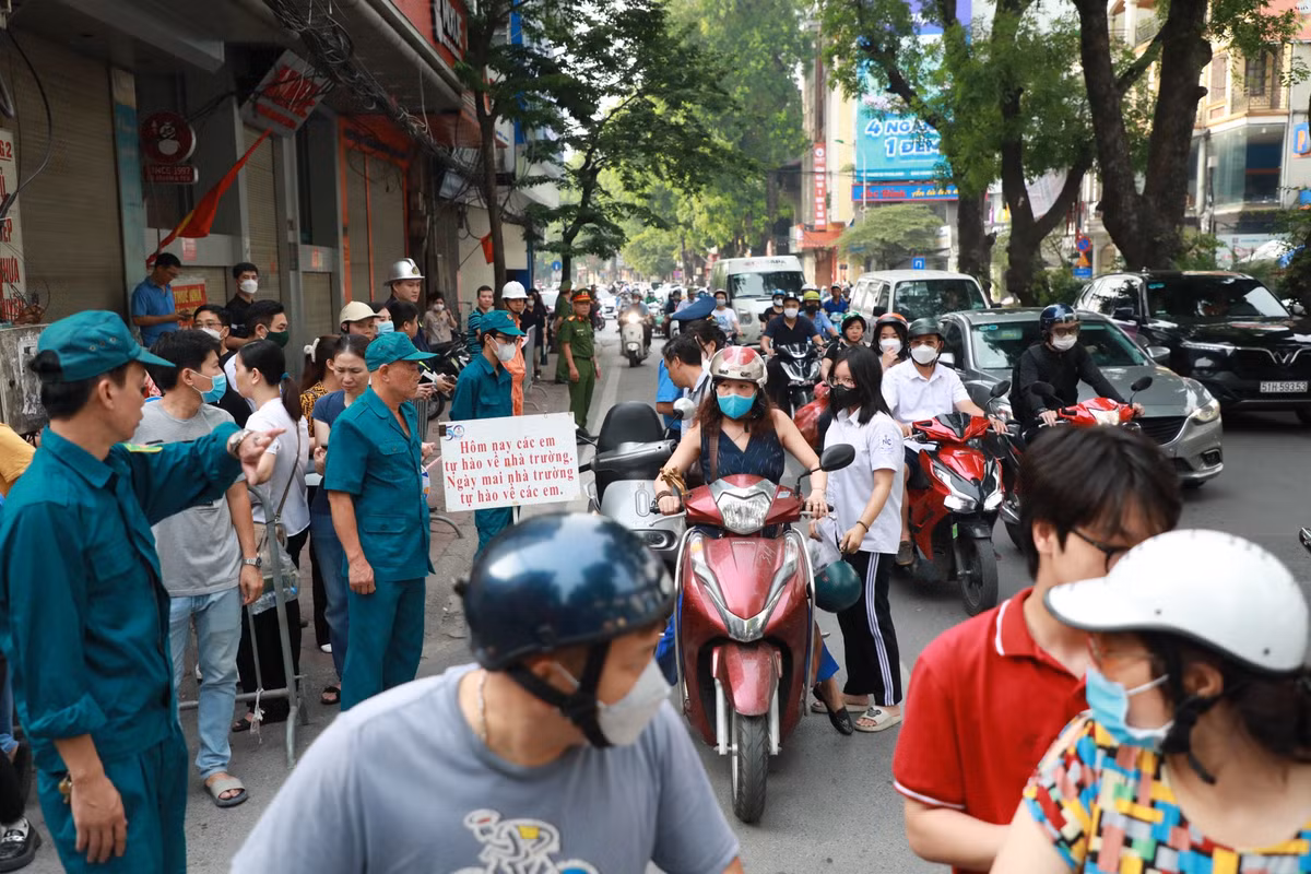 Gần 105.000 học sinh Thủ đô chính thức bước vào kỳ thi tuyển sinh lớp 10 trong sáng 10/6.