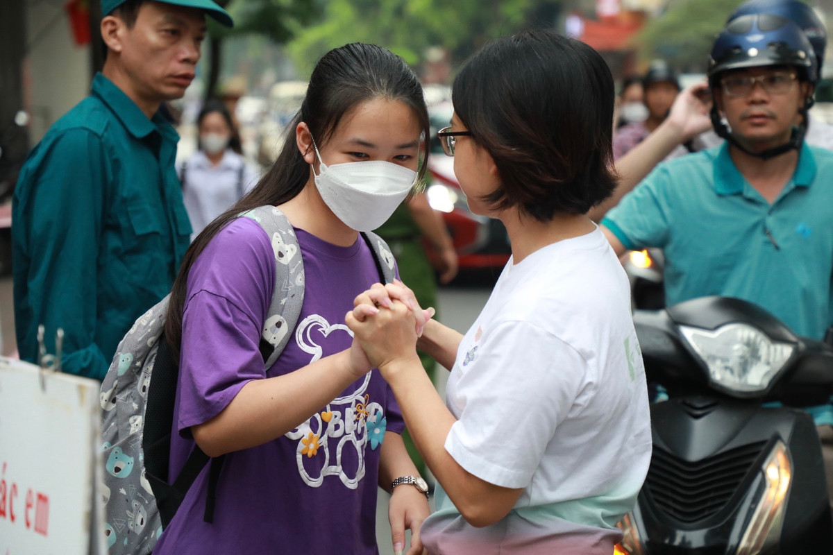 Phụ huynh động viên con gắng hoàn thành bài thi thật tốt.