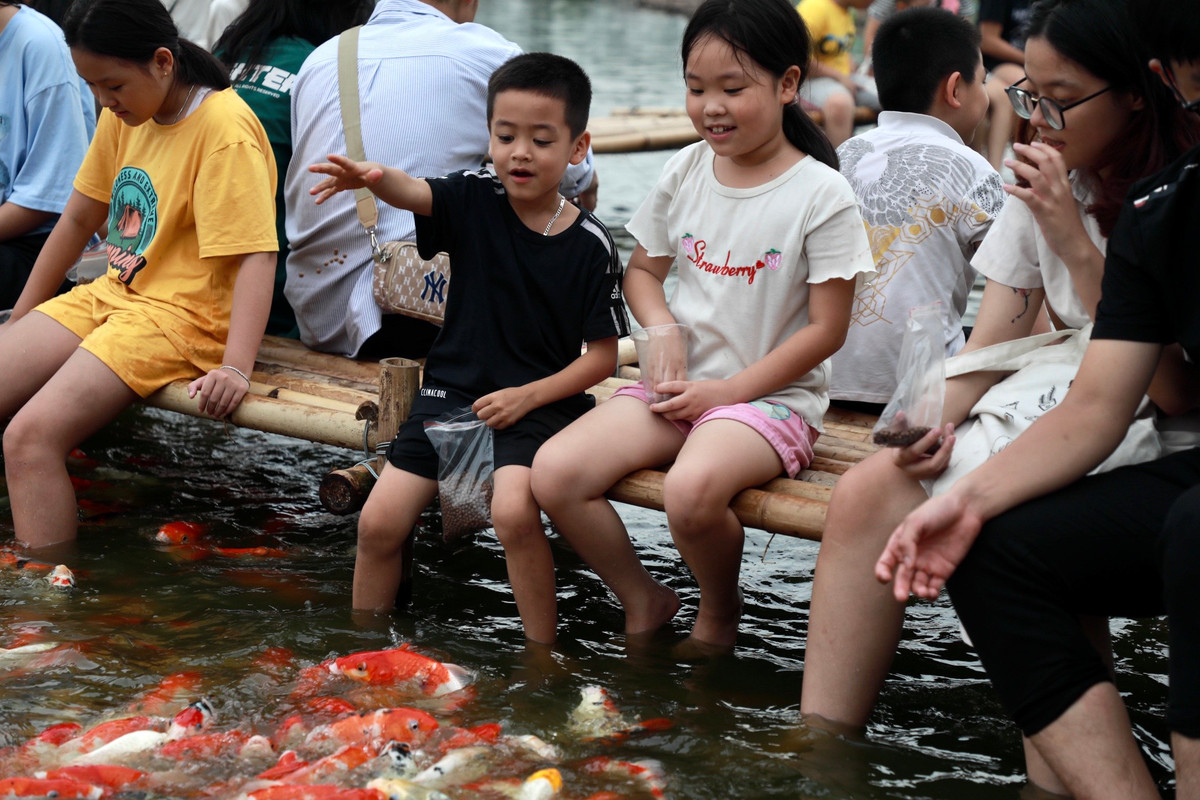 Đang trong thời điểm nghỉ hè nên đây là điểm đến khá thú vị đối với các bạn nhỏ.