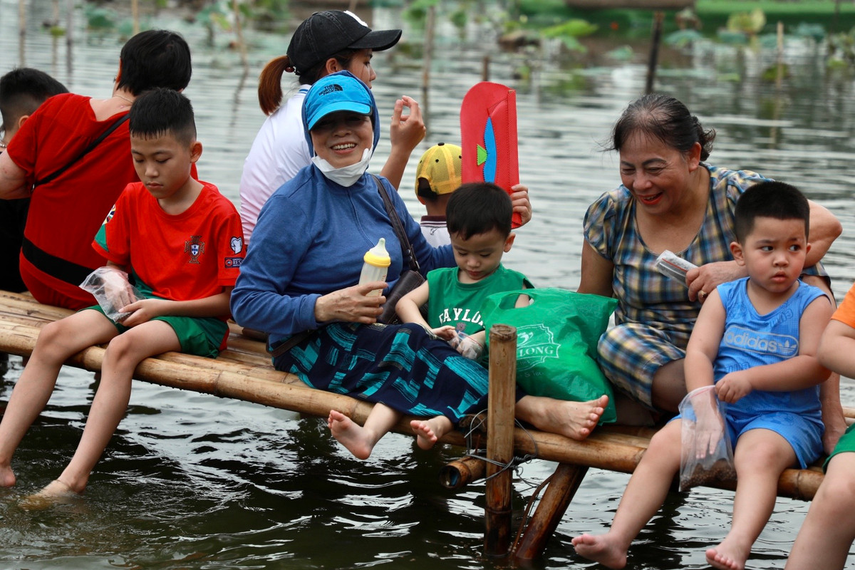 Không chỉ với các em nhỏ mà các phụ huynh cũng tỏ ra thích thú.