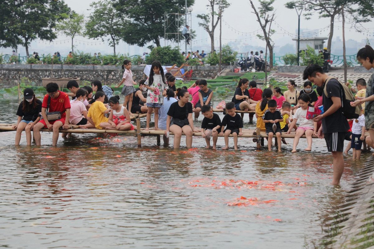Theo ghi nhận của PV, chiều ngày 19/6 có tới hàng trăm lượt người, trong đó chủ yếu là các gia đình đưa các con tới đây vui chơi.