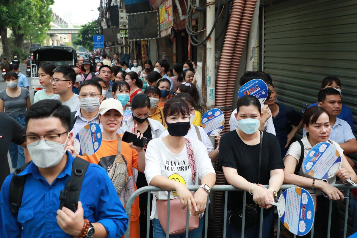 Trước đó, phía ngoài cánh cổng trường thi là những nỗi lo lắng, ngóng chờ của rất đông các bậc phụ huynh.