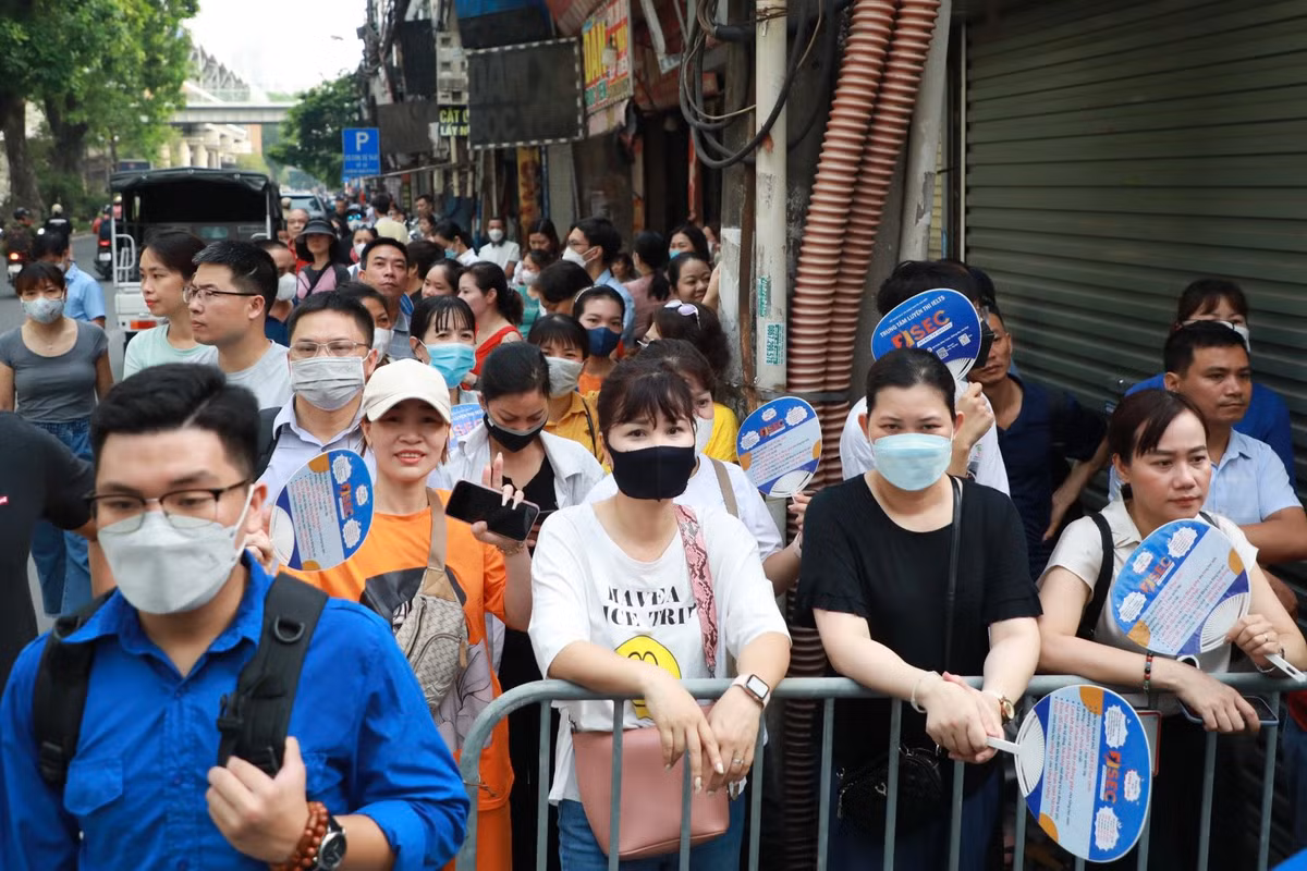 Trước đó, phía ngoài cánh cổng trường thi là những nỗi lo lắng, ngóng chờ của rất đông các bậc phụ huynh.