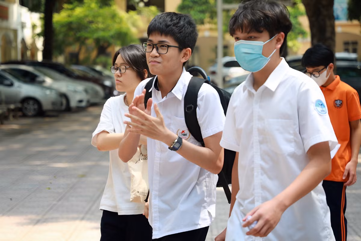 Chiều nay, các thí sinh sẽ bước vào môn thi thứ 2 là Ngoại ngữ với thời gian làm bài là 60 phút. Thời gian làm bài thi bắt đầu từ 14h.