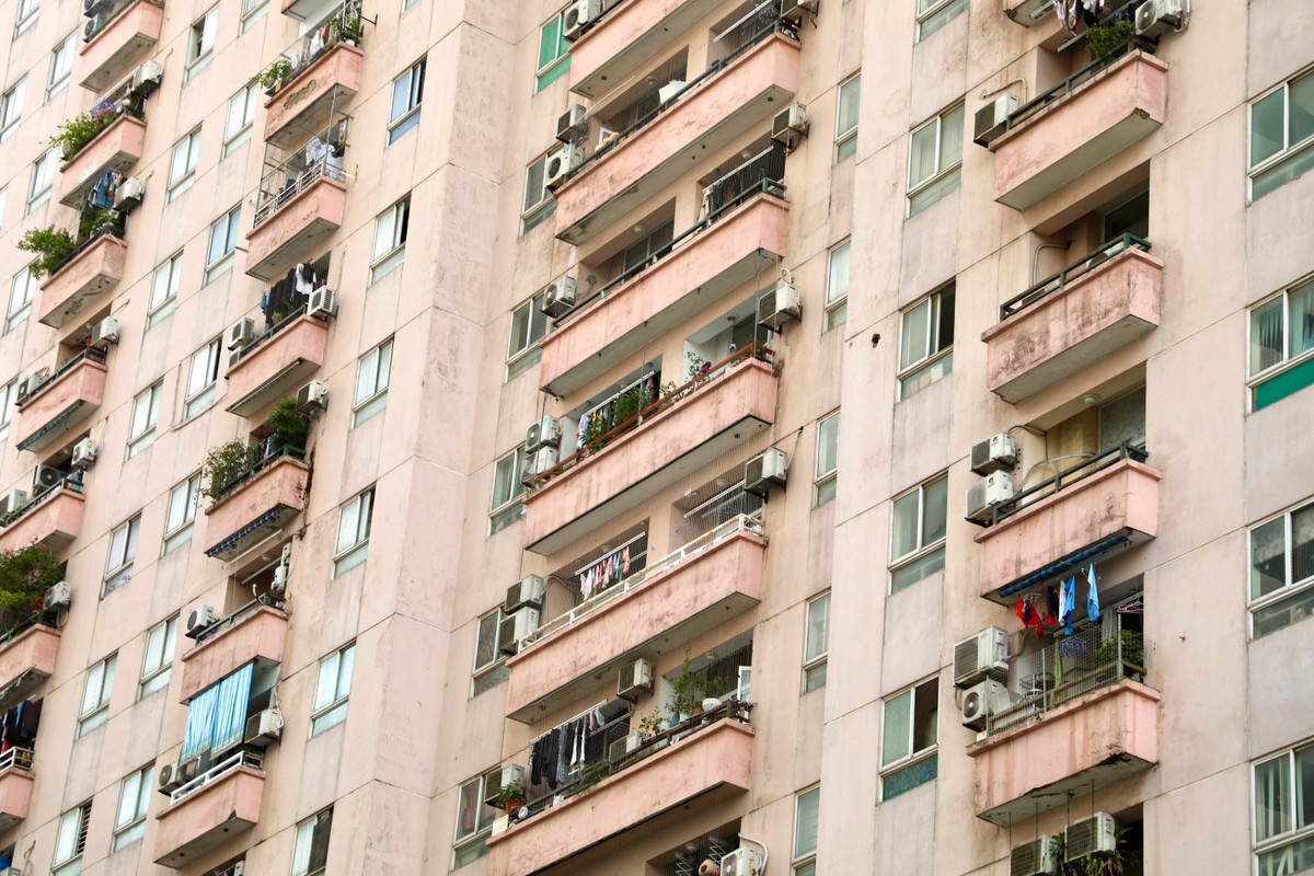 Tại quận Thanh Xuân, chằng chịt hệ thống các cục nóng điều hòa được lắp đặt ngoài trời, không được che chắn.