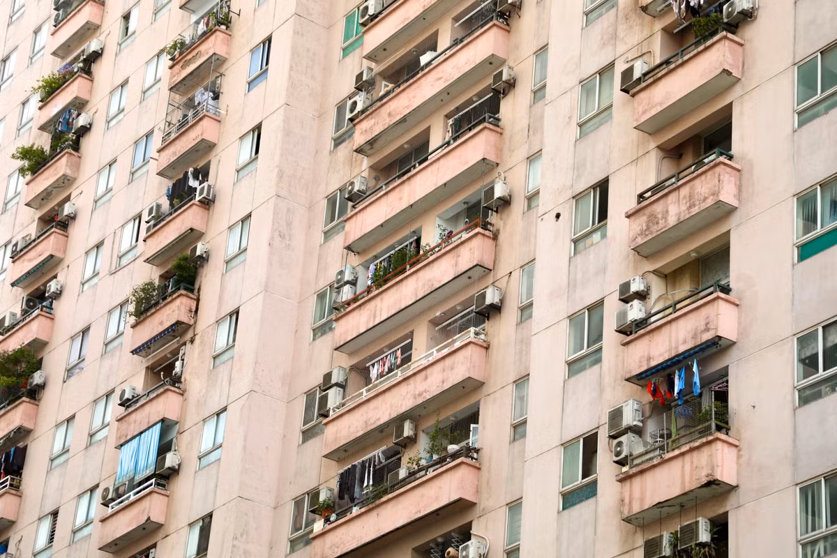 Tại quận Thanh Xuân, chằng chịt hệ thống các cục nóng điều hòa được lắp đặt ngoài trời, không được che chắn.