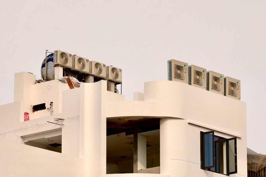 Vào mùa hè, để chống lại cái nắng nóng như thiêu đốt, nhiều gia đình có thói quen bật điều hòa 24/24 mà không cho máy có thời gian nghỉ ngơi nên có thể xảy ra cháy nổ khi đang sử dụng.