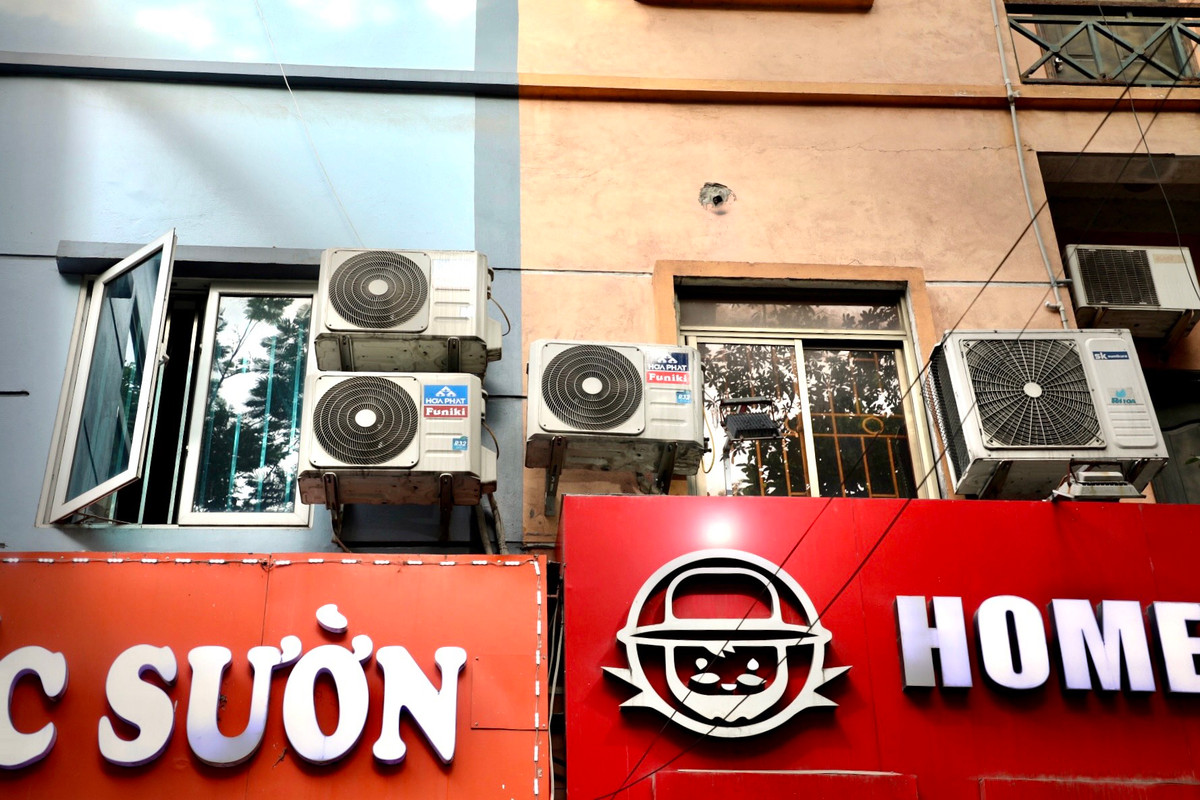 Cùng với đó, cục nóng, điều hòa cần được bảo dưỡng định kỳ. Với nhà cao tầng, ít bụi, gần hồ, chỉ cần bảo dưỡng 1 năm/lần. Nhà gần đường, nhiều bụi thì phải bảo dưỡng 2-3 lần/năm.