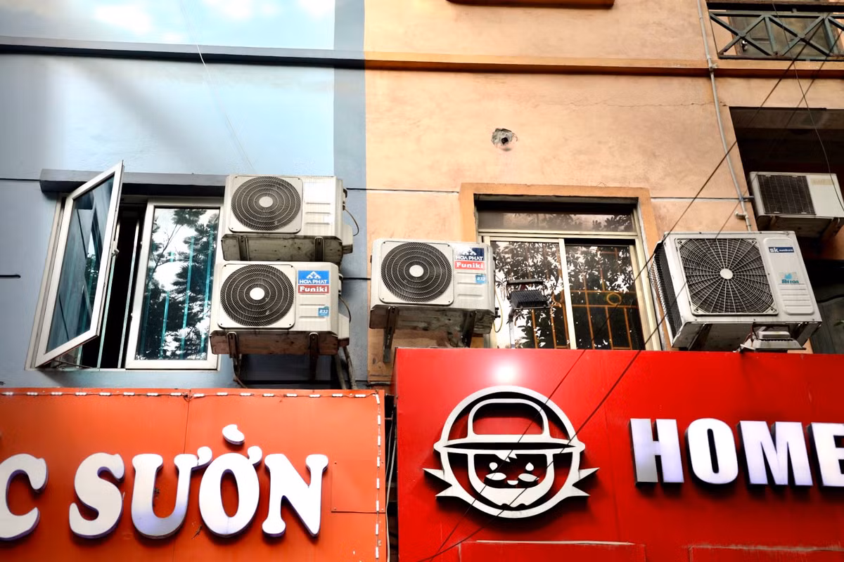 Cùng với đó, cục nóng, điều hòa cần được bảo dưỡng định kỳ. Với nhà cao tầng, ít bụi, gần hồ, chỉ cần bảo dưỡng 1 năm/lần. Nhà gần đường, nhiều bụi thì phải bảo dưỡng 2-3 lần/năm.