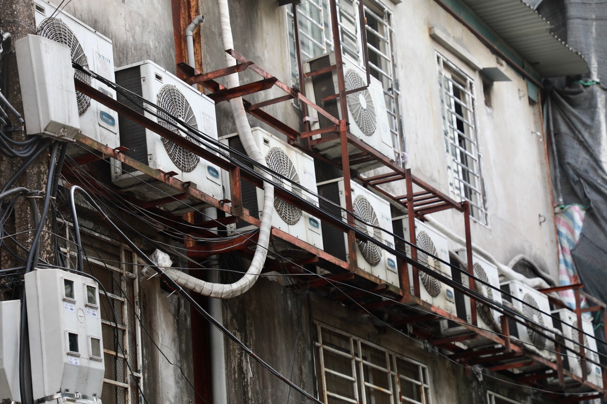 Một dãy cục nóng được lắp đặt sát với đường dây điện.