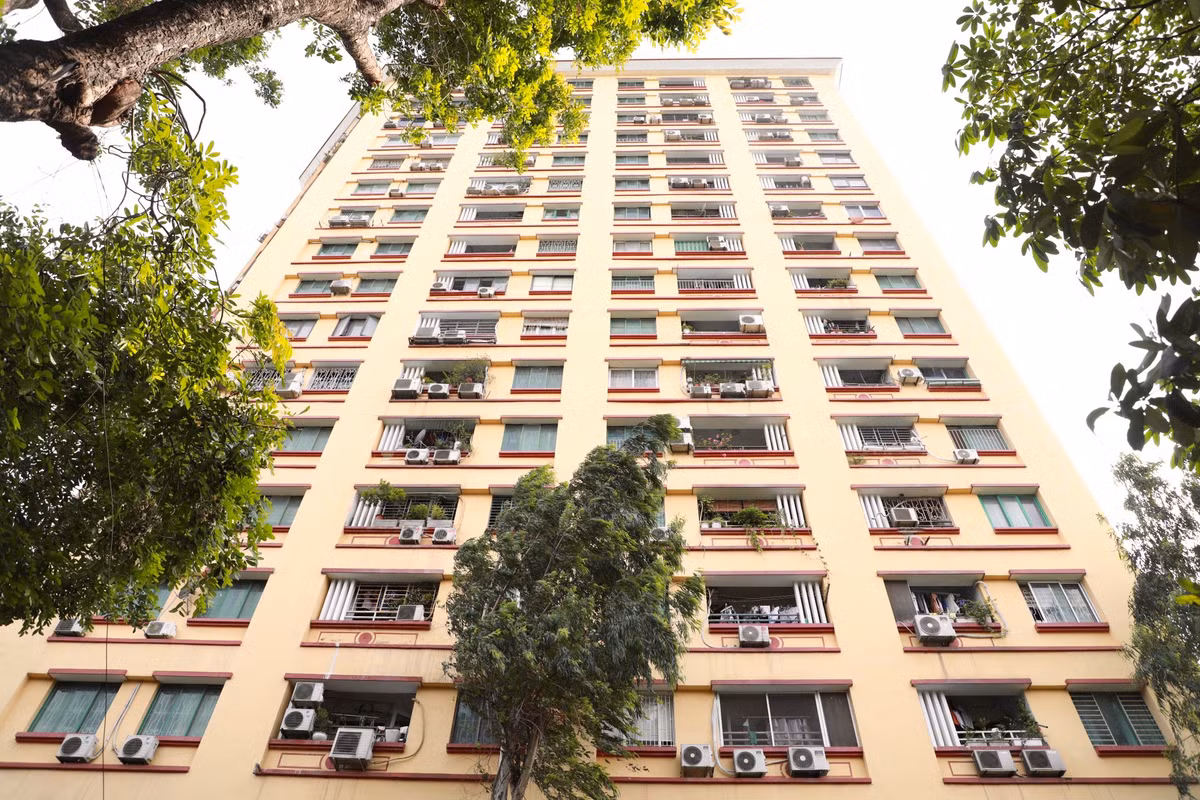 Một toà nhà cao tầng, hiện đại nhưng vẫn lắp đặt sai vị trí cục nóng điều hoà.