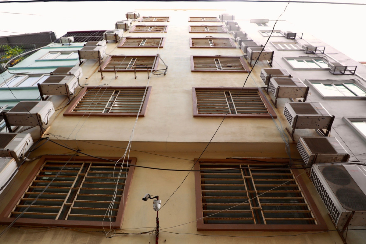 Anh Cường, thợ sửa điều hòa kinh nghiệm lâu năm ở Hà Nội cho biết, việc bắt ép điều hòa hoạt động hết công suất trong thời gian dài có thể khiến dàn nóng gặp phải hiện tượng quá tải, quá nhiệt và có thể dẫn đến cháy nổ, hỏng hóc.