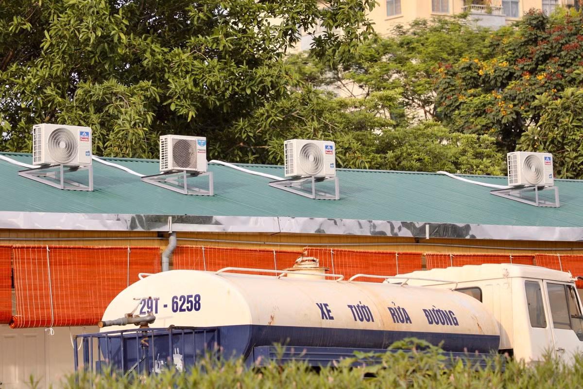 Đáng chú ý, tại văn phòng điều hành một dự án, cục nóng được lắp đặt ngay trên mái tôn. Theo các chuyên gia, nếu lắp đặt ở vị trí mái tôn, phơi nắng phơi mưa lâu ngày sẽ có nguy cơ rò rỉ gas dẫn cùng với nhiệt độ nóng bên ngoài sẽ dẫn đến sự cố phát nổ.