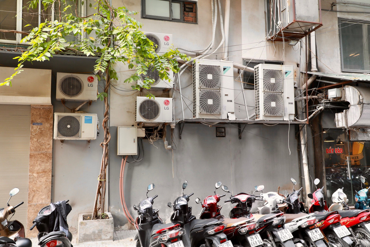 Dày đặc những cục nóng được lắp đặt ngoài trời, vị trí thấp, hơi nóng phả thẳng ra đường khiến thời tiết ngày hè càng thêm oi bức.