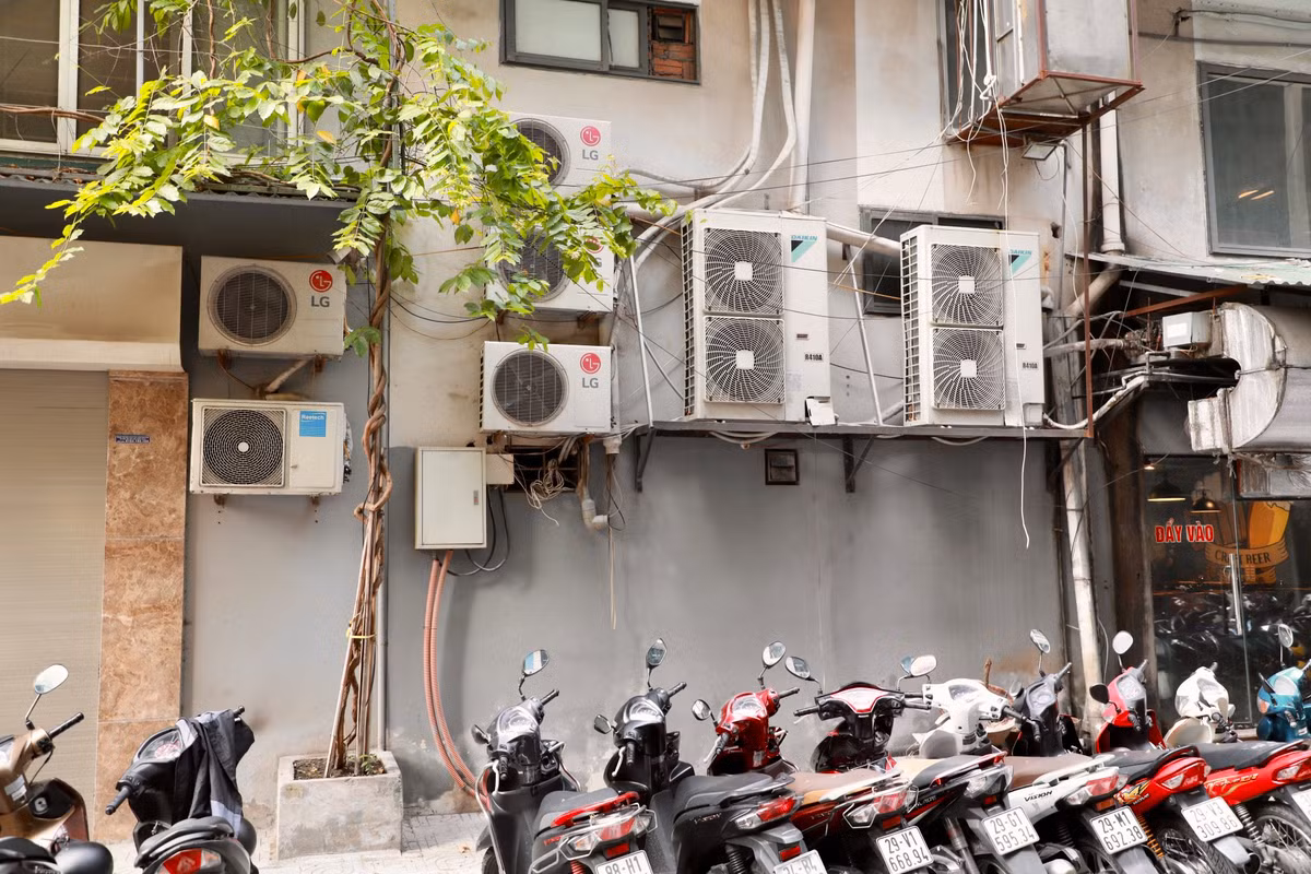 Dày đặc những cục nóng được lắp đặt ngoài trời, vị trí thấp, hơi nóng phả thẳng ra đường khiến thời tiết ngày hè càng thêm oi bức.