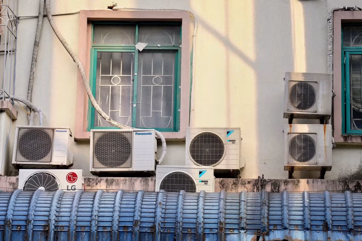 Theo các chuyên gia về điện lạnh, nên lắp đặt cục nóng điều hòa ở khu vực có mái che chắn, không bị các tác nhân bên ngoài môi trường làm ảnh hưởng. Tránh khu vực gần cửa sổ, cửa nhôm hay nơi không bằng phẳng, rung lắc khi vận hành.