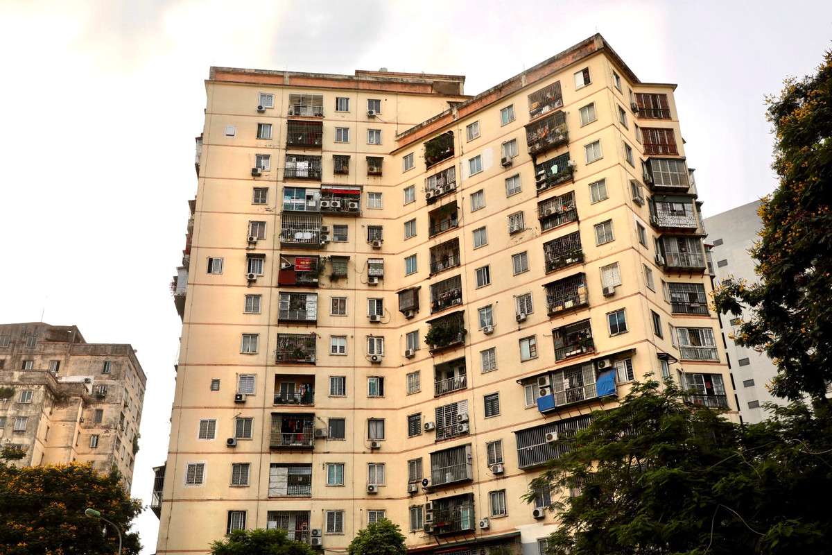 Tại quận Hoàng Mai, tình trạng lắp đặt cục nóng sai vị trí xảy ra các chung cư, nhà tập thể cũ.