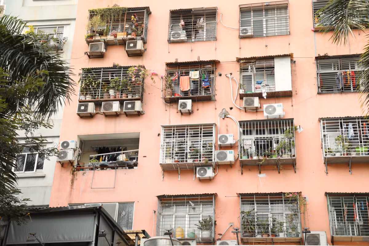 Bên cạnh đó còn tiềm ẩn nguy cơ cháy nổ. Mặc dù khả năng cục nóng điều hòa bị cháy nổ là ít gặp, tuy nhiên đã có một số vụ tai nạn xảy ra do lắp đặt cục nóng điều hòa sai vị trí, thường gặp ở các tòa chung cư.