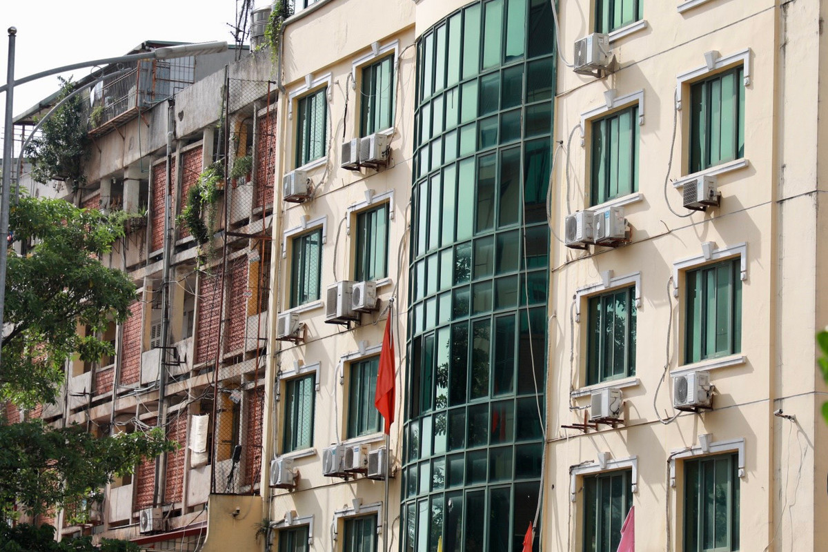 Trên địa bàn Hà Nội, các toà chung cư cao tầng hay nhà mặt đất, cục nóng điều hòa lắp đặt sai vị trí, để phơi nắng, phơi mưa vẫn xảy ra phổ biến. Việc này không chỉ gây mất mỹ quan đô thị mà còn tiềm ẩn rủi ro khó lường.